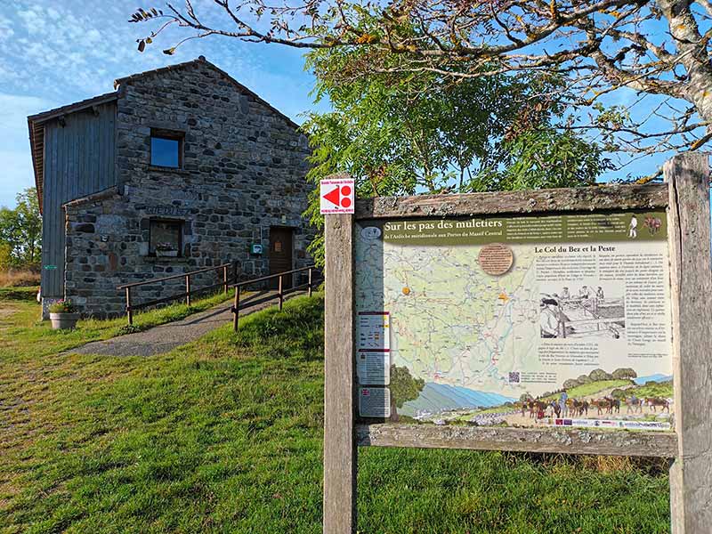 Sur l'ancien chemin des Muletiers à la croisée des GR4 et GR7, le gîte est sur la ligne de partage des Eaux entre Atlantique et Méditerranée