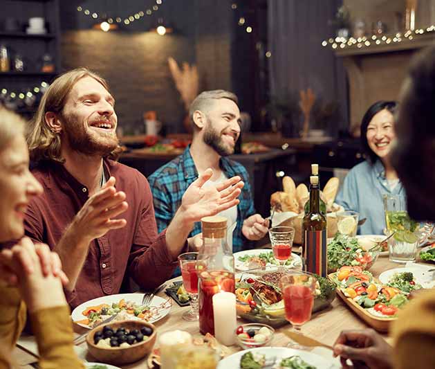 Repas convivial entre amis